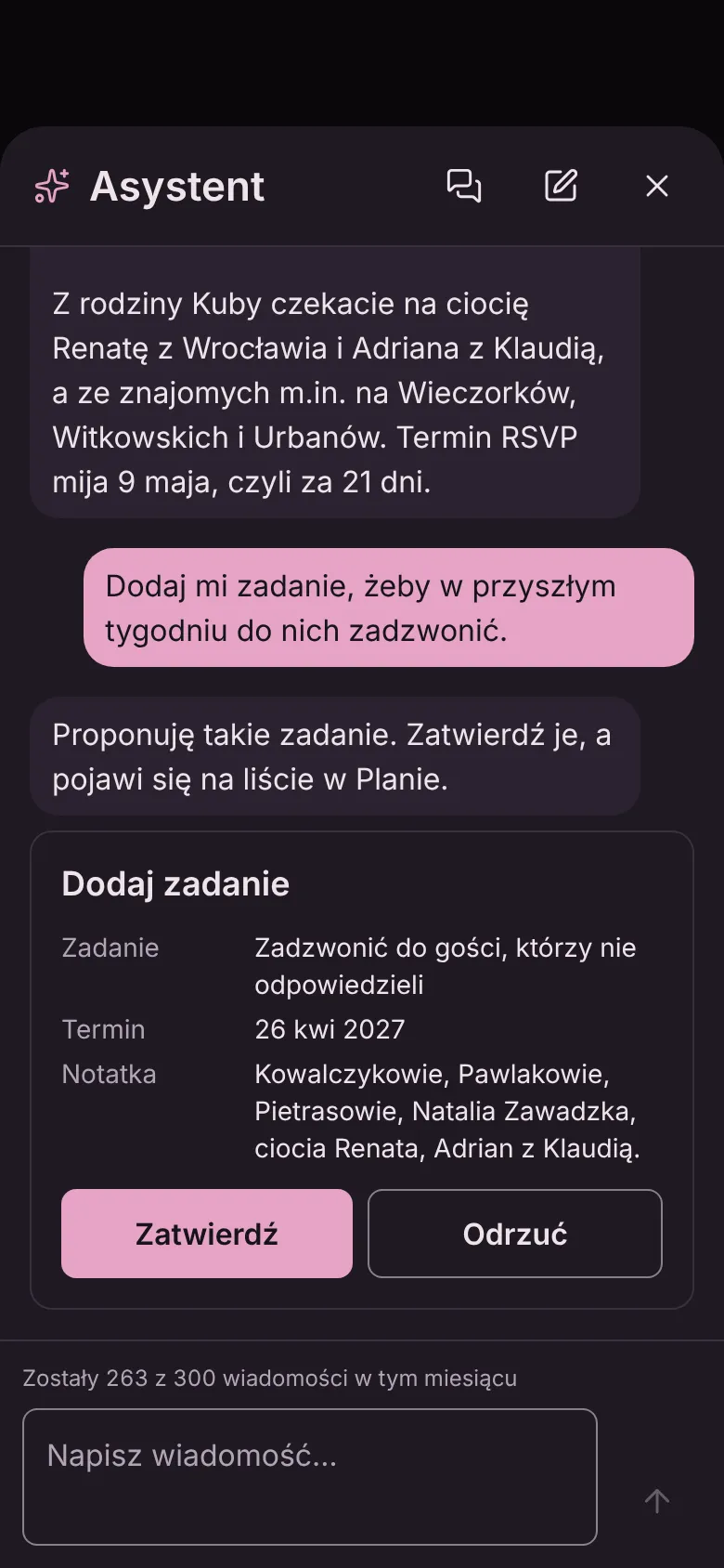 Asystent AI w aplikacji: odpowiedź, kto jeszcze nie odpowiedział na zaproszenie, i propozycja zadania „Zadzwonić do gości, którzy nie odpowiedzieli” do zatwierdzenia lub odrzucenia.