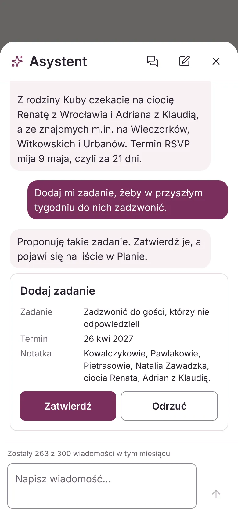 Asystent AI w aplikacji: odpowiedź, kto jeszcze nie odpowiedział na zaproszenie, i propozycja zadania „Zadzwonić do gości, którzy nie odpowiedzieli” do zatwierdzenia lub odrzucenia.
