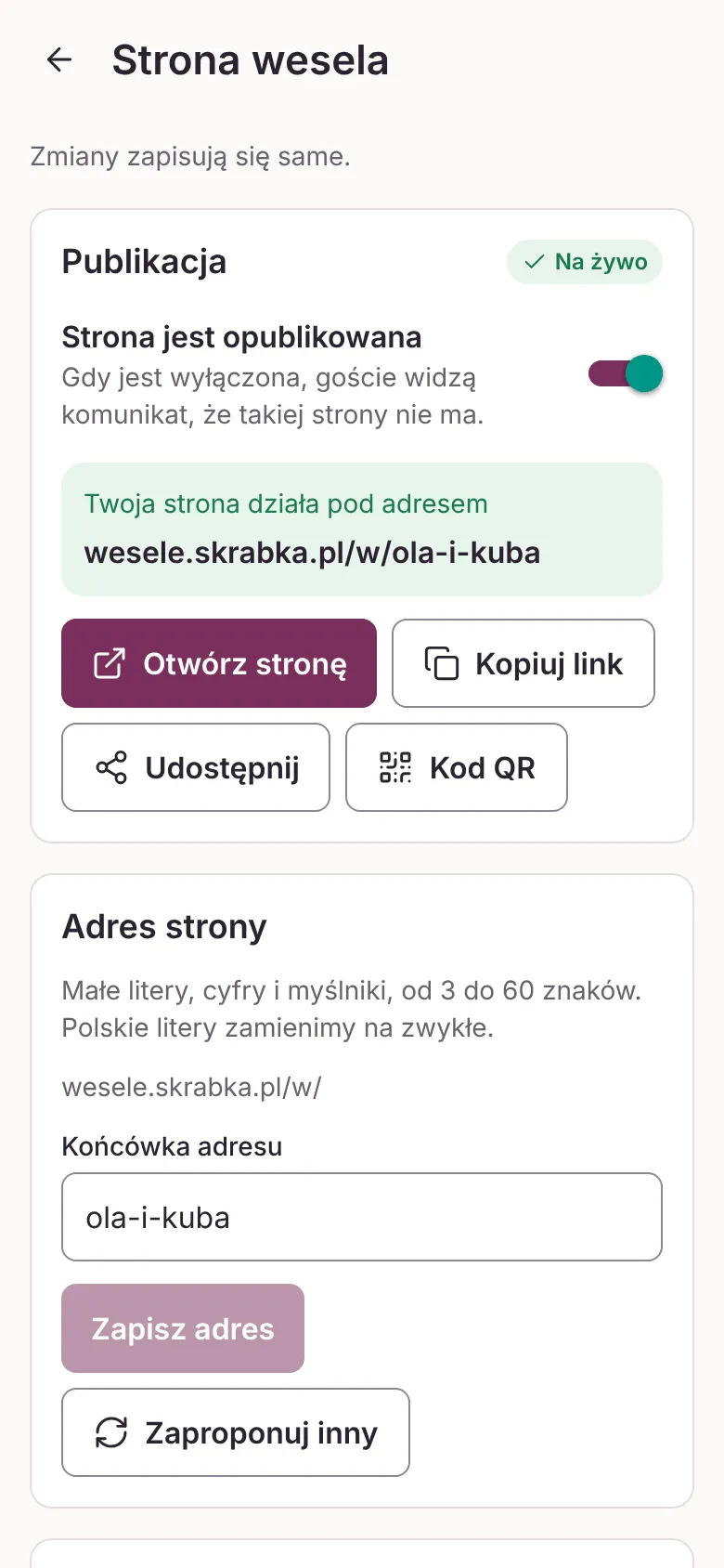 Edytor strony wesela: strona opublikowana pod adresem wedding.skrabka.pl/w/ola-i-kuba, przyciski do otwarcia, skopiowania linku, udostępnienia i kodu QR, niżej adres i motyw.